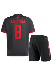 Fotbalové Dres Bayern Munich Leon Goretzka #8 Dětské Třetí Oblečení 2022-23 Krátký Rukáv (+ trenýrky)